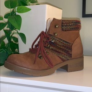 Never worn Winter compact boots